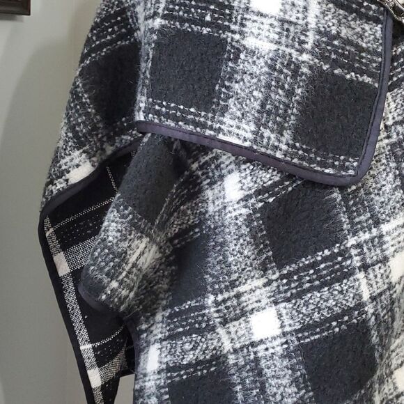 THIS BEAUTIFUL CAPE, is classic black and white. Has a snap closure. Great cond. - Picture 3 of 6
